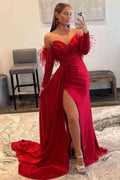 Vestido de fiesta de sirena con escote corazón, plisado, mangas largas con abertura y plumas