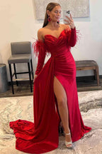 Vestido de fiesta de sirena con escote corazón, plisado, mangas largas con abertura y plumas