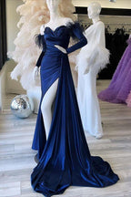 Vestido de fiesta de sirena con escote corazón, plisado, mangas largas con abertura y plumas