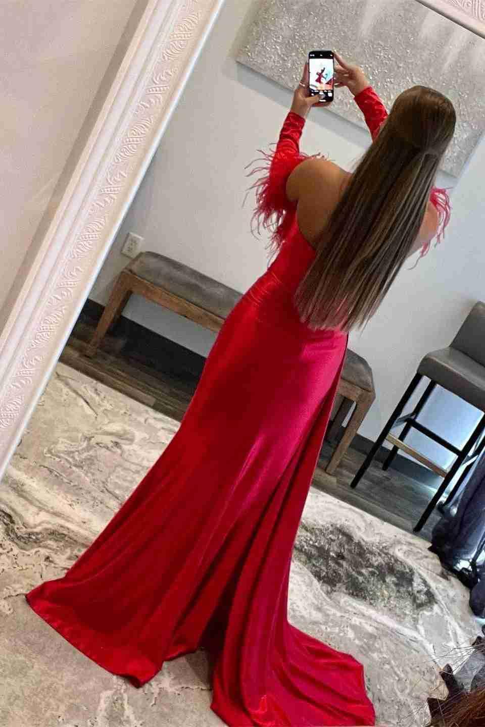 Vestido de fiesta de sirena con escote corazón, plisado, mangas largas con abertura y plumas