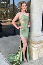Vestido de fiesta de sirena de satén verde salvia con un solo hombro y abertura