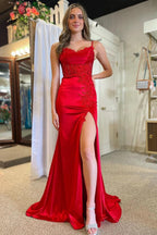 Vestido de fiesta largo rojo de sirena con tirantes finos y abertura