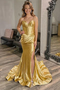 Vestido de fiesta largo dorado con escote corazón y corte sirena y abertura