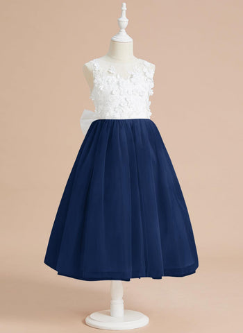 Wadenlanges Kleid aus floraler Spitze mit großer Schleife 