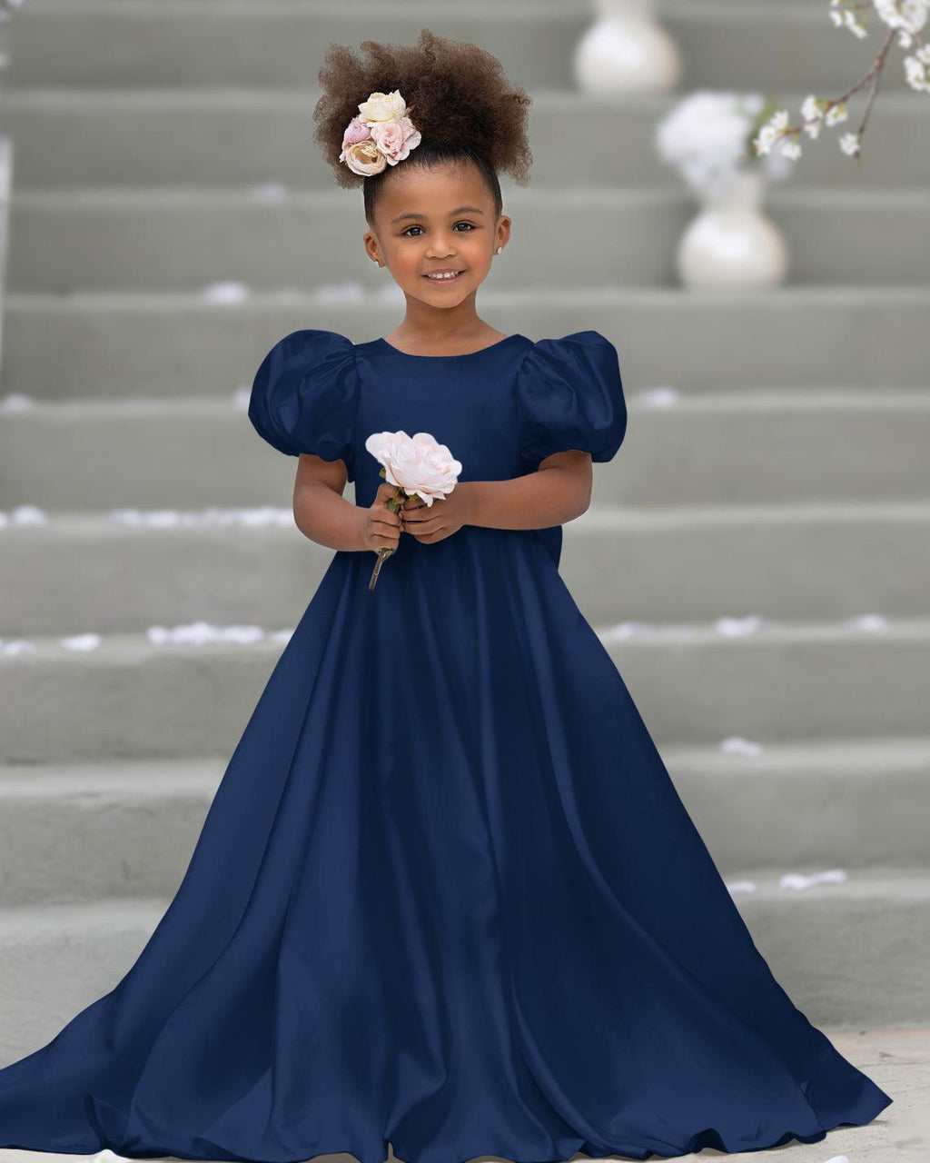 Kleid für Blumenmädchen mit Puffärmeln, Schleife, Knopfleiste hinten und Schleppe 