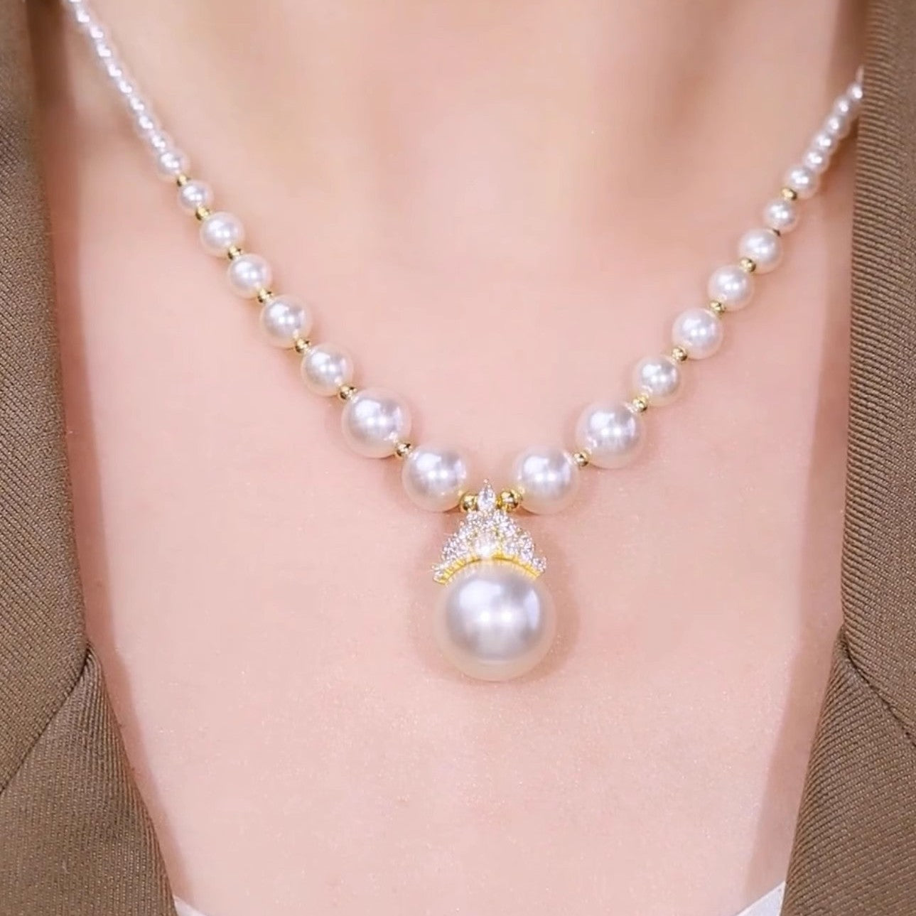 Unique design sense French elegant atmosphere queen zircon pearl necklace autumn new versatile collarbone chain