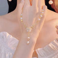 Stylish and elegant shell flower collarbone chain popular female niche design high sense nameless flower pearl necklace