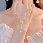 Stylish and elegant shell flower collarbone chain popular female niche design high sense nameless flower pearl necklace