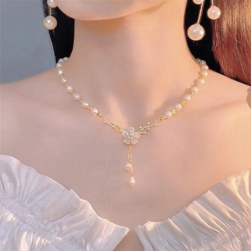 Stylish and elegant shell flower collarbone chain popular female niche design high sense nameless flower pearl necklace