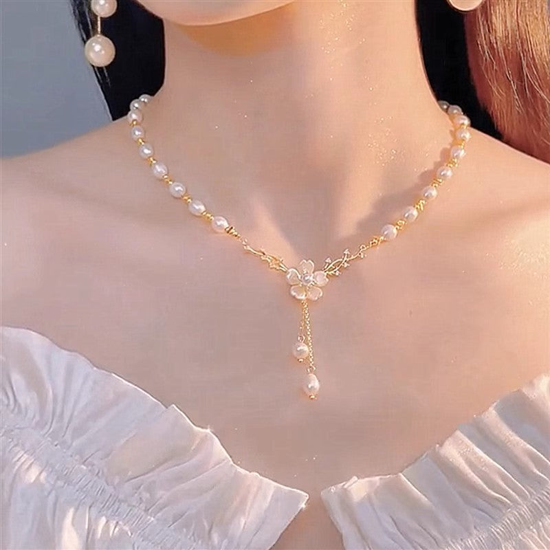 Stylish and elegant shell flower collarbone chain popular female niche design high sense nameless flower pearl necklace
