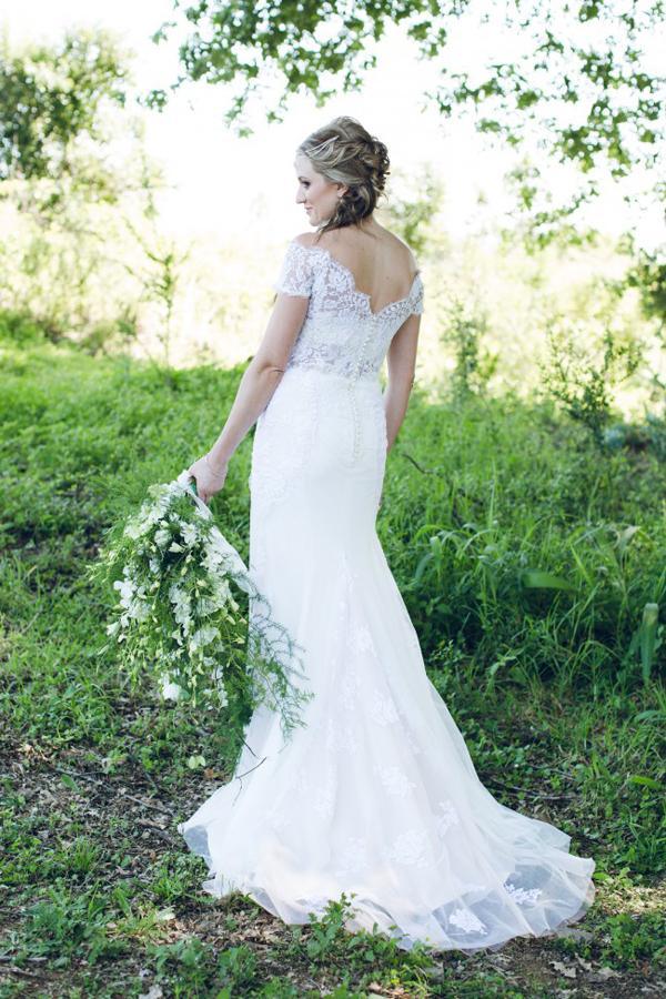 Vestido de novia NumberSea blanco con hombros descubiertos, espalda abierta, corte trompeta, encaje y apliques, MW198 