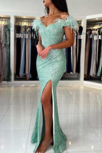 Vestido de fiesta verde claro con hombros descubiertos y abertura frontal con lentejuelas