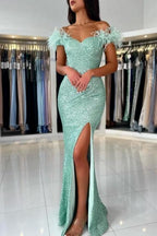 Vestido de fiesta verde claro con hombros descubiertos y abertura frontal con lentejuelas