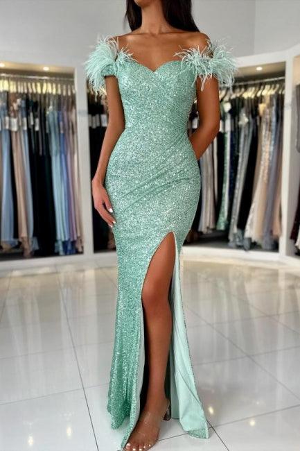 Vestido de fiesta verde claro con hombros descubiertos y abertura frontal con lentejuelas
