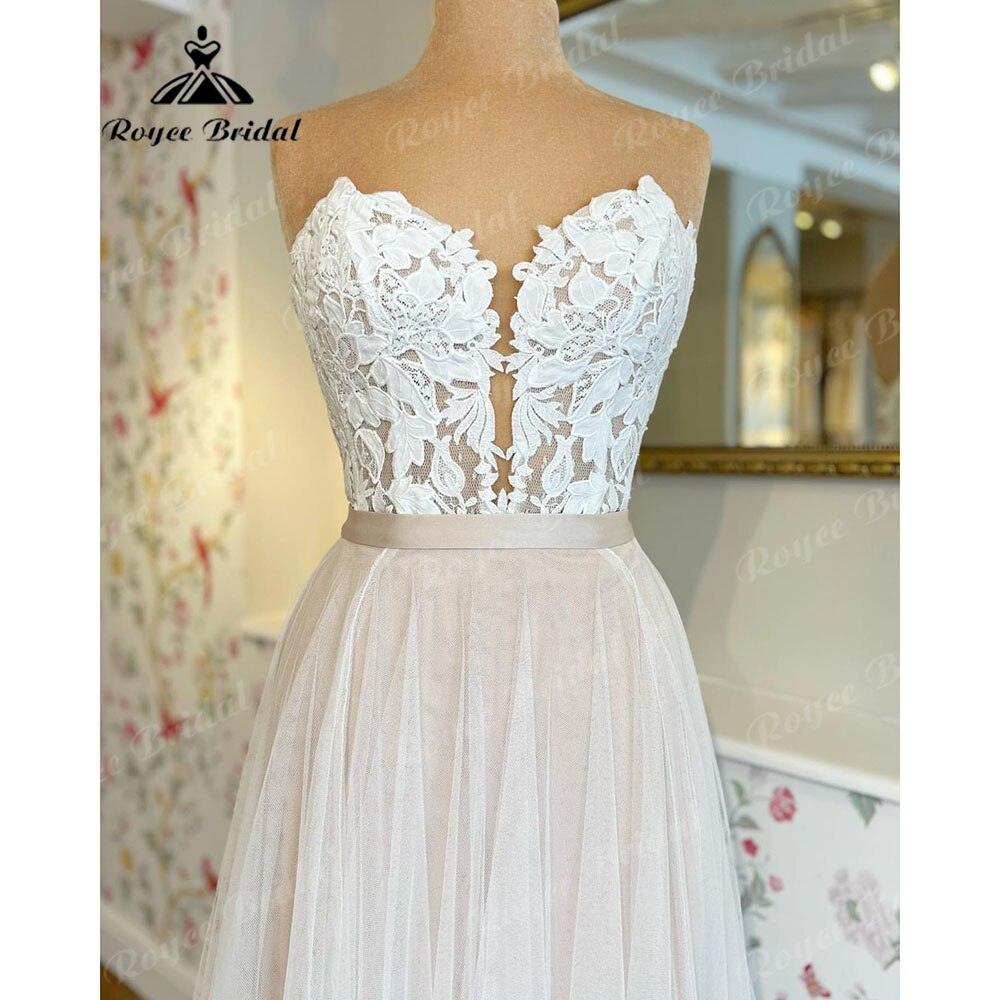 Vestido de novia bohemio de playa con escote en forma de A y hombros descubiertos de encaje 2025