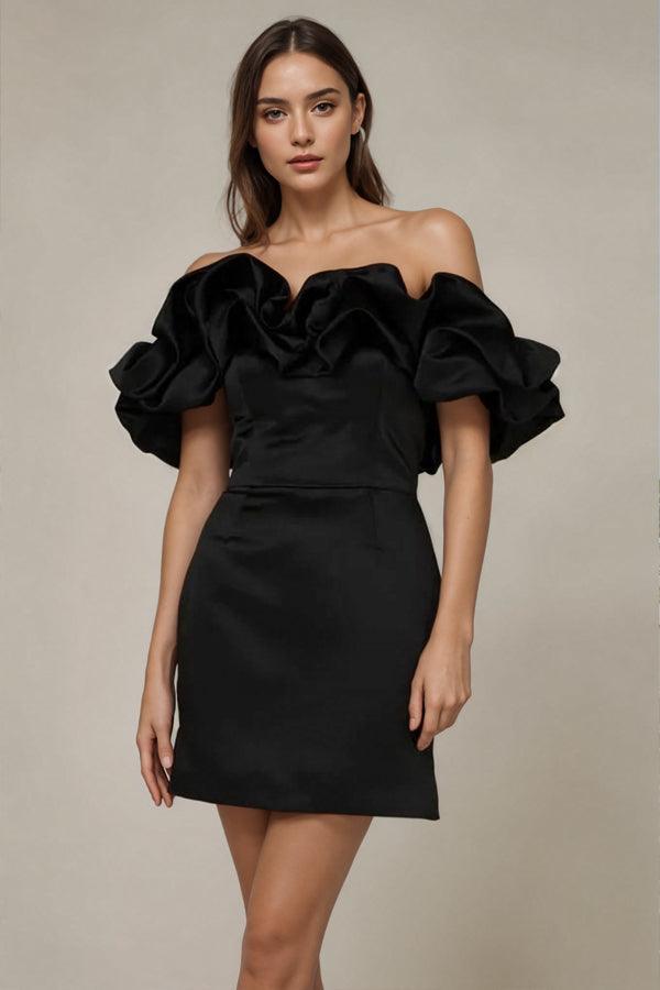 Vestido mini de satén sin mangas con hombros descubiertos y volantes para la fiesta de bienvenida
