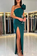 Einschultriges Ballkleid mit Blumenmuster in Dunkelgrün und Schlitz vorn
