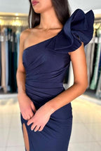 Marineblaues Ballkleid mit One-Shoulder-Träger, Schlitz vorn und Rüschen