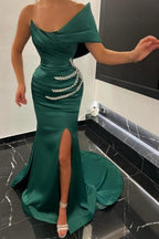 Einschultriges, smaragdgrünes Ballkleid mit Schlitz vorne und Perlen