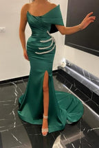 Einschultriges, smaragdgrünes Ballkleid mit Schlitz vorne und Perlen