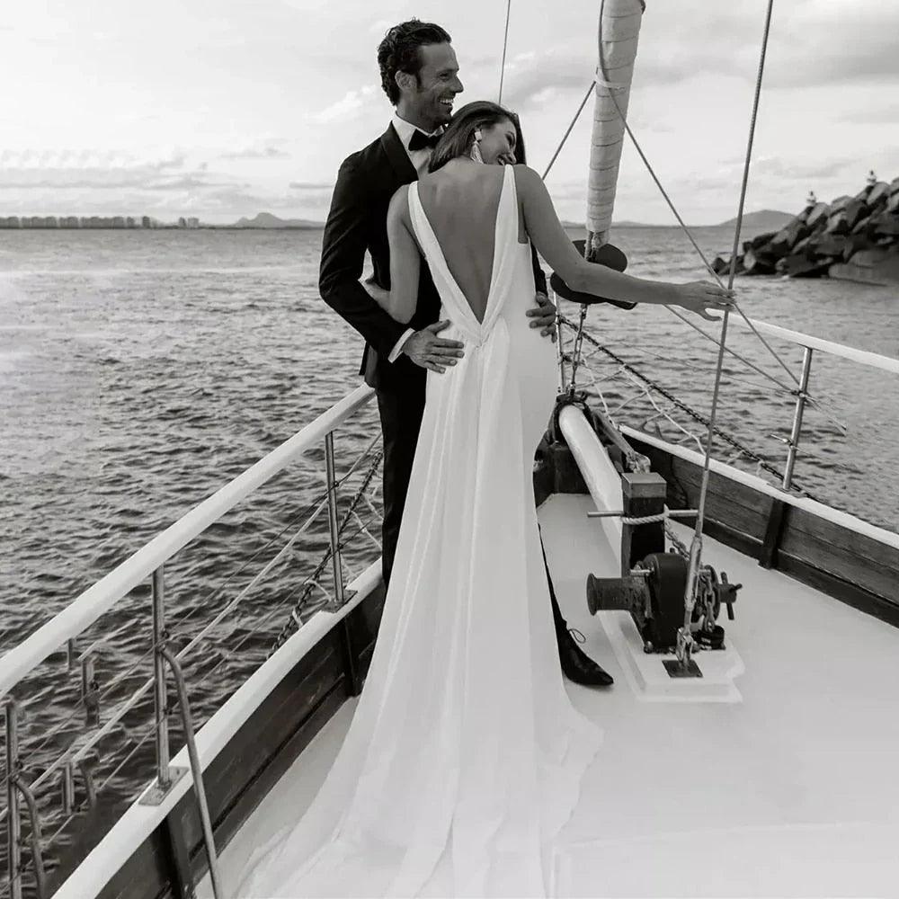 Vestidos de novia de talla grande con espalda drapeada desmontable y escote en V, corte trompeta de satén