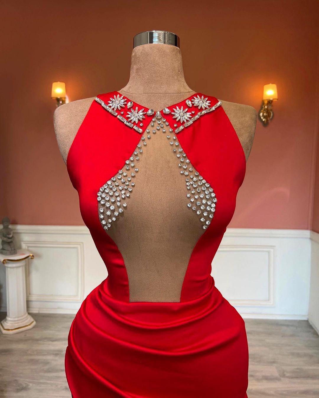 Vestido de fiesta rojo sin mangas con escote en forma de columna y cuentas con abertura