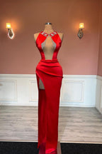 Vestido de fiesta rojo sin mangas con escote en forma de columna y cuentas con abertura