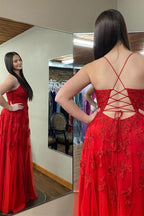 Vestido de fiesta largo rojo con escote en V pronunciado y apliques florales con abertura