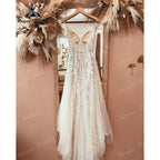 Vestido de novia bohemio de encaje color champán, sin espalda, para playa, escote en V, apliques, tirantes finos, 2025, hecho a medida.