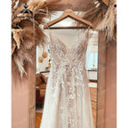 Vestido de novia bohemio de encaje color champán, sin espalda, para playa, escote en V, apliques, tirantes finos, 2025, hecho a medida.