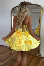 Vestido de fiesta corto con corsé rosa y tirantes de roseta