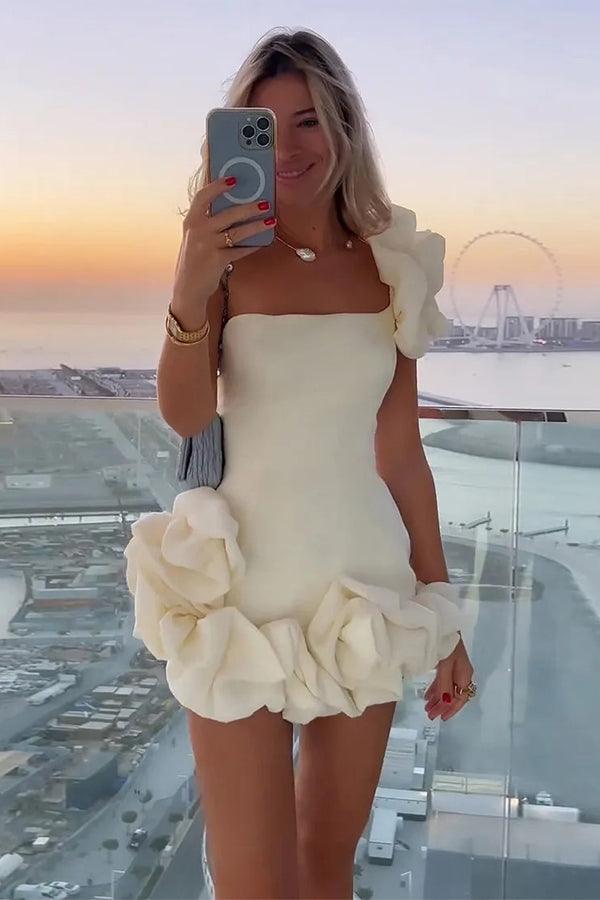 Kurzes Partykleid aus Satin mit Rüschen und einer Schulter