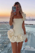 Kurzes Partykleid aus Satin mit Rüschen und einer Schulter