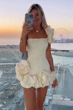 Kurzes Partykleid aus Satin mit Rüschen und einer Schulter