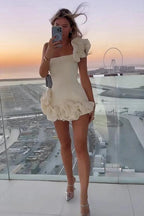 Kurzes Partykleid aus Satin mit Rüschen und einer Schulter