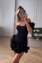 Kurzes Partykleid aus Satin mit Rüschen und einer Schulter