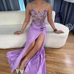 Elegante vestido de fiesta azul marino de satén con encaje, pedrería y abertura