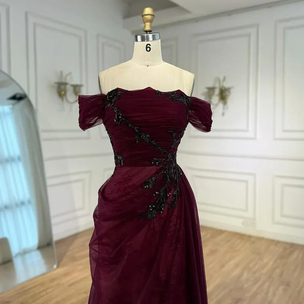 Elegantes weinrotes schulterfreies Spitzen-Abendkleid mit Applikationen
