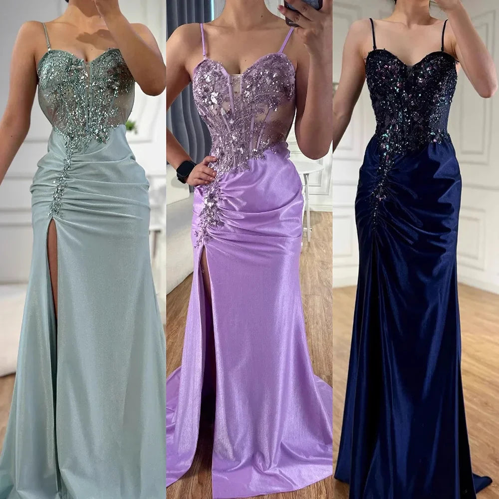 Elegante vestido de fiesta azul marino de satén con encaje, pedrería y abertura