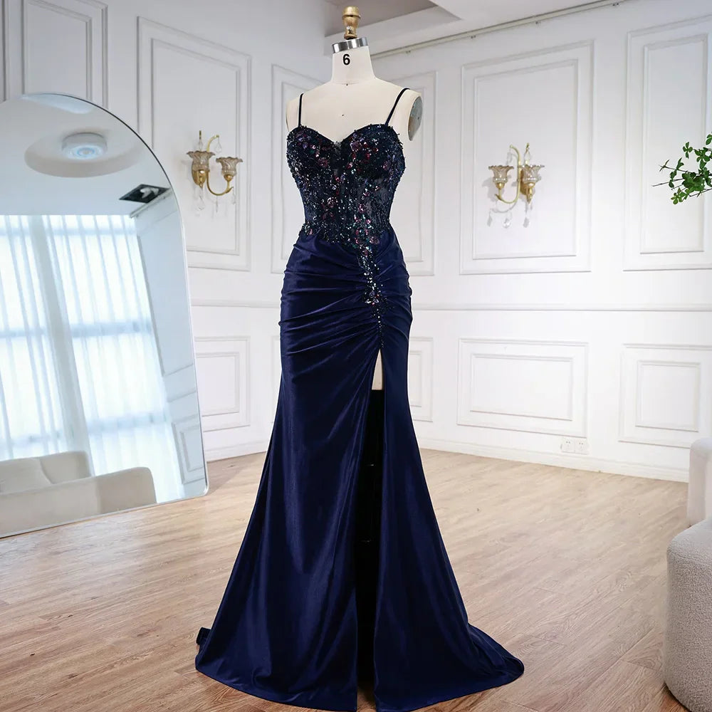 Elegante vestido de fiesta azul marino de satén con encaje, pedrería y abertura