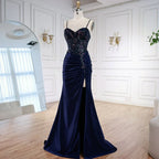 Elegante vestido de fiesta azul marino de satén con encaje, pedrería y abertura
