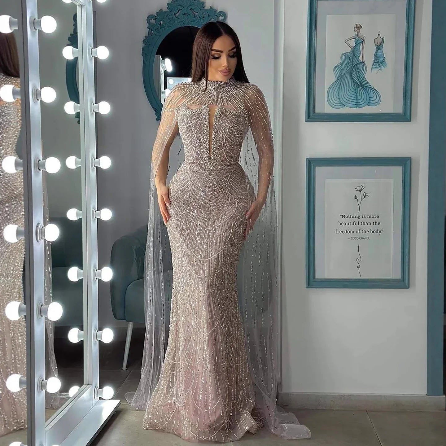 Vestido de noche de lujo con perlas color nude y cola de tul