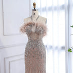 Luxuriöses rückenfreies Neckholder-Abendkleid mit Federn und Kristallen