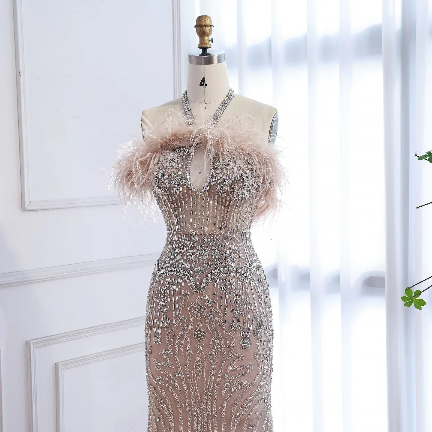 Luxuriöses rückenfreies Neckholder-Abendkleid mit Federn und Kristallen