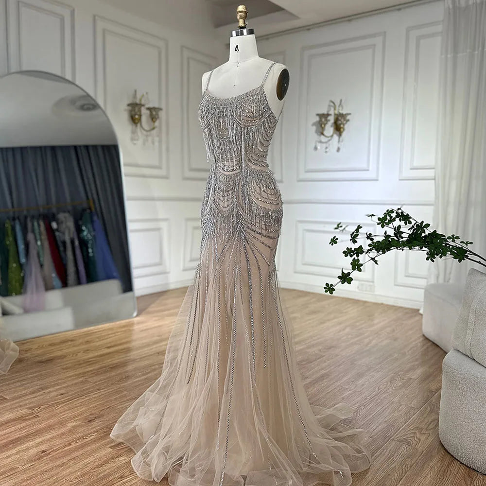Luxuriöses nudefarbenes Meerjungfrauen-Abendkleid mit Kristallquasten