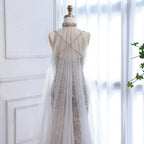 Luxuriöses Abendkleid Grau Perlenbesetzt Mit Umhang Ballkleid LA73342