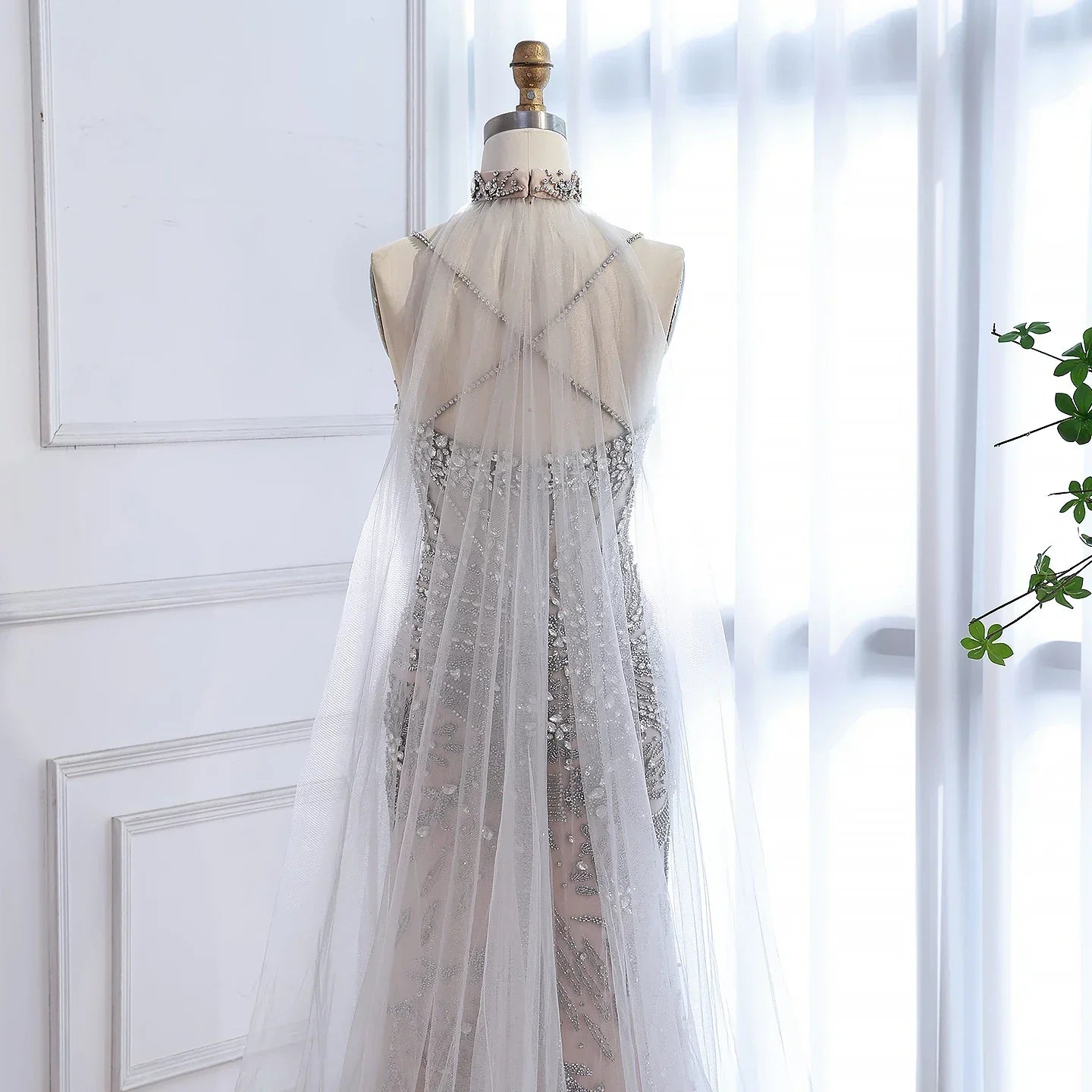 Luxuriöses Abendkleid Grau Perlenbesetzt Mit Umhang Ballkleid LA73342