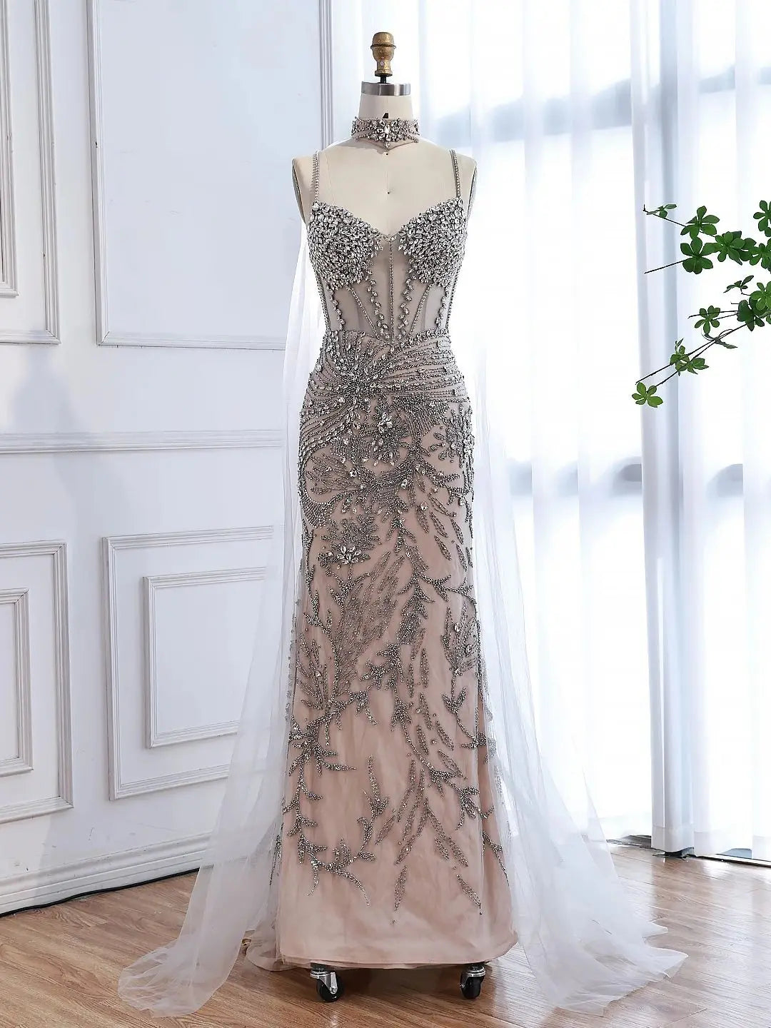 Luxuriöses Abendkleid Grau Perlenbesetzt Mit Umhang Ballkleid LA73342
