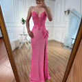 Luxuriöses rosa Feder-Perlen-Meerjungfrau-Ballkleid mit Schlitz LA72987