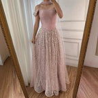Luxuriöses arabisches Abendkleid mit Cape und rosa Perlenstickerei